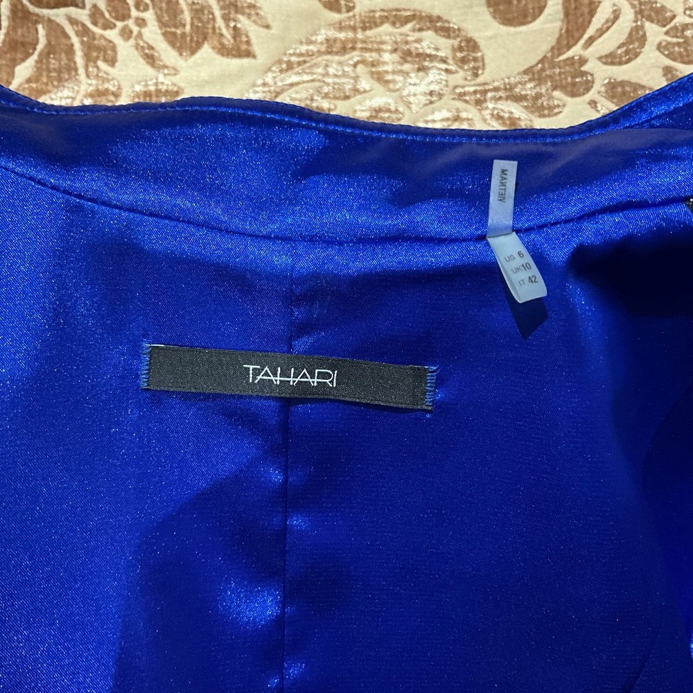 BEAUTIFUL BLACK TAHARI JACKET. SIZE 6. NEVER WORN.